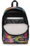 Eastpak rugzak met een kleurrijke tropische bladprint, open aan de voorkant. Een laptopvak is zichtbaar.