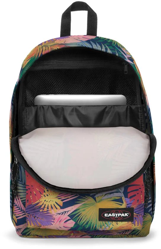 Eastpak rugzak met een kleurrijke tropische bladprint, open aan de voorkant. Een laptopvak is zichtbaar.