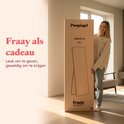 Een lachende vrouw staat naast een grote spiegeldoos met de tekst 'Passpiegel 160x55 cm wit'.