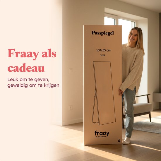 Een lachende vrouw staat naast een grote spiegeldoos met de tekst 'Passpiegel 160x55 cm wit'.