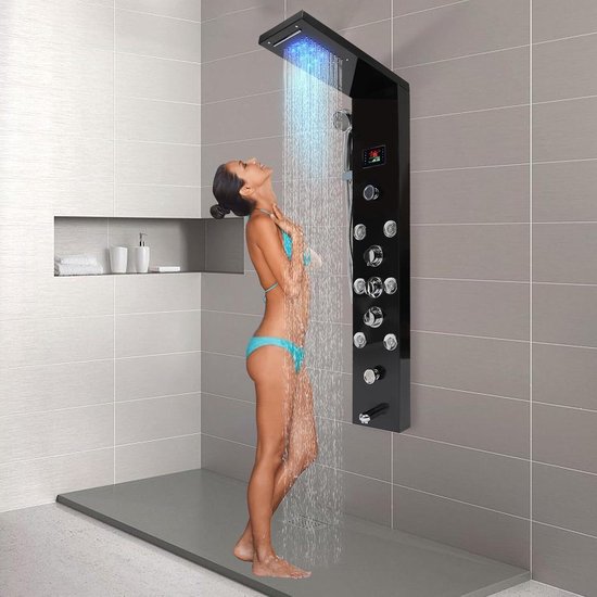 Vrouw geniet onder een zwart douchepaneel met blauwe led-regenstraal, zijsproeiers en digitaal display.