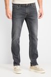 Gabbiano Arctic relaxed jeans in antraciet stone wash, gezien vanaf de voorkant met beige sneakers.