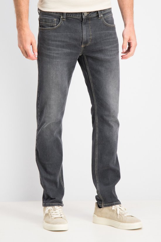 Gabbiano Arctic relaxed jeans in antraciet stone wash, gezien vanaf de voorkant met beige sneakers.