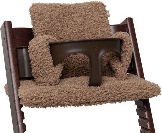 Donkerbruine houten kinderstoel met bruine teddy voering.
