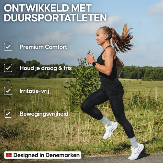 Vrouw rent in een zwarte sporttop en zwarte legging, met vinkjes voor premium comfort, droog & fris, irritatievrij en bewegingsvrijheid. Ontworpen in Denemarken.