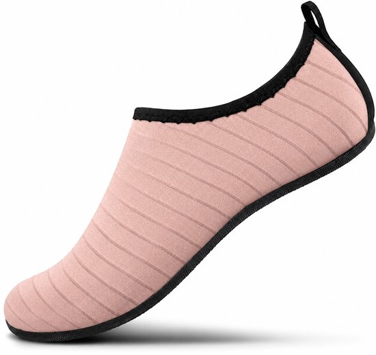 Roze waterschoen met horizontale strepen en zwarte rand.
