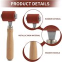 Productdetails van een rode rol met houten handvat, met vergrotingen van het rubber, metaal en hout.