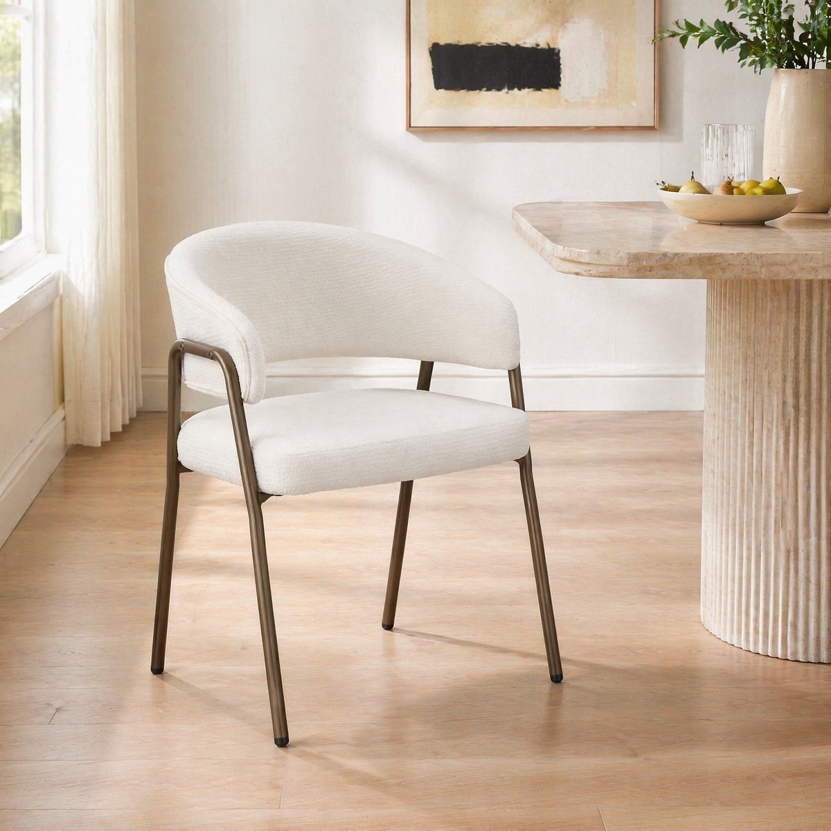 MEUNIQ eetkamerstoel met armleuningen 57 x 54,5 x 79,5 cm, gestoffeerde chenille stoel met metalen poten in antiek messing, beige, 1 stuk