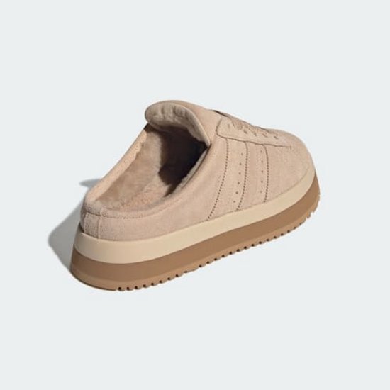 Beige adidas Campus 00s instapper met dikke suède bovenkant, warme voering en stevige bruine plateauzool.