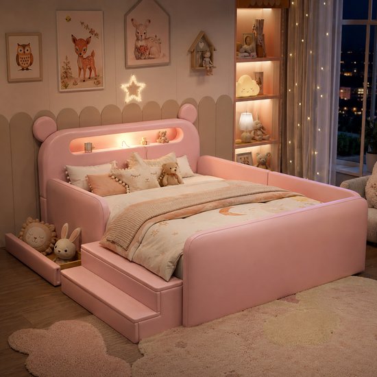 Roze kinderbed met lichte lampjes, speelgoed en kussens, en bergruimte.