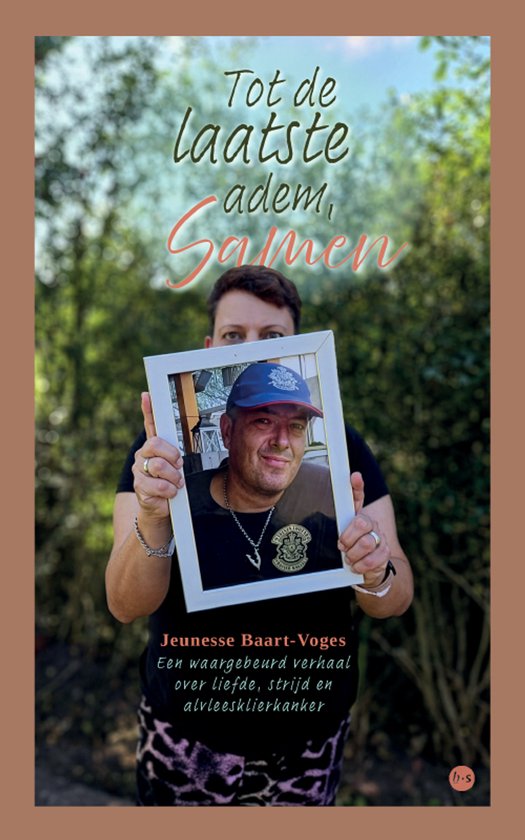 Een persoon houdt een fotolijst vast met een foto van een man met een blauwe pet. De titel 'Tot de laatste adem, samen' staat bovenin.