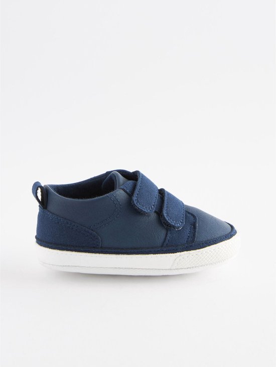 Donkerblauwe babysneakers met suède details en klittenbandsluiting, zijkant weergave.