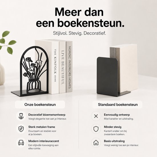 Zwarte boekensteun met bloemen in een vaas, in een boogvorm, naast een standaard zwarte boekensteun. Ernaast liggen boeken.
