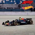 Voiture de course F1 Hot Wheels Oracle Red Bull Racing RB20, bleu foncé, rouge et jaune sur un circuit.