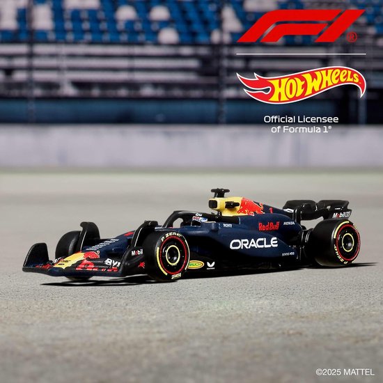 Voiture de course F1 Hot Wheels Oracle Red Bull Racing RB20, bleu foncé, rouge et jaune sur un circuit.