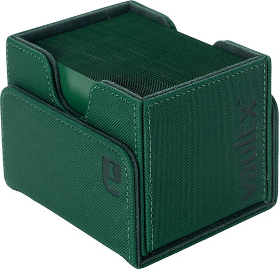 Donkergroene, gevouwen kaartenbox gevuld met groene kaarten. De box heeft een textuur, met een logo op de voorkant en de tekst 'VAULT X' op de zijkant.
