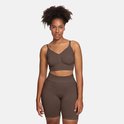Model met een bruine, naadloze bralette en bijpassende short. De bralette heeft een V-hals en plooien.