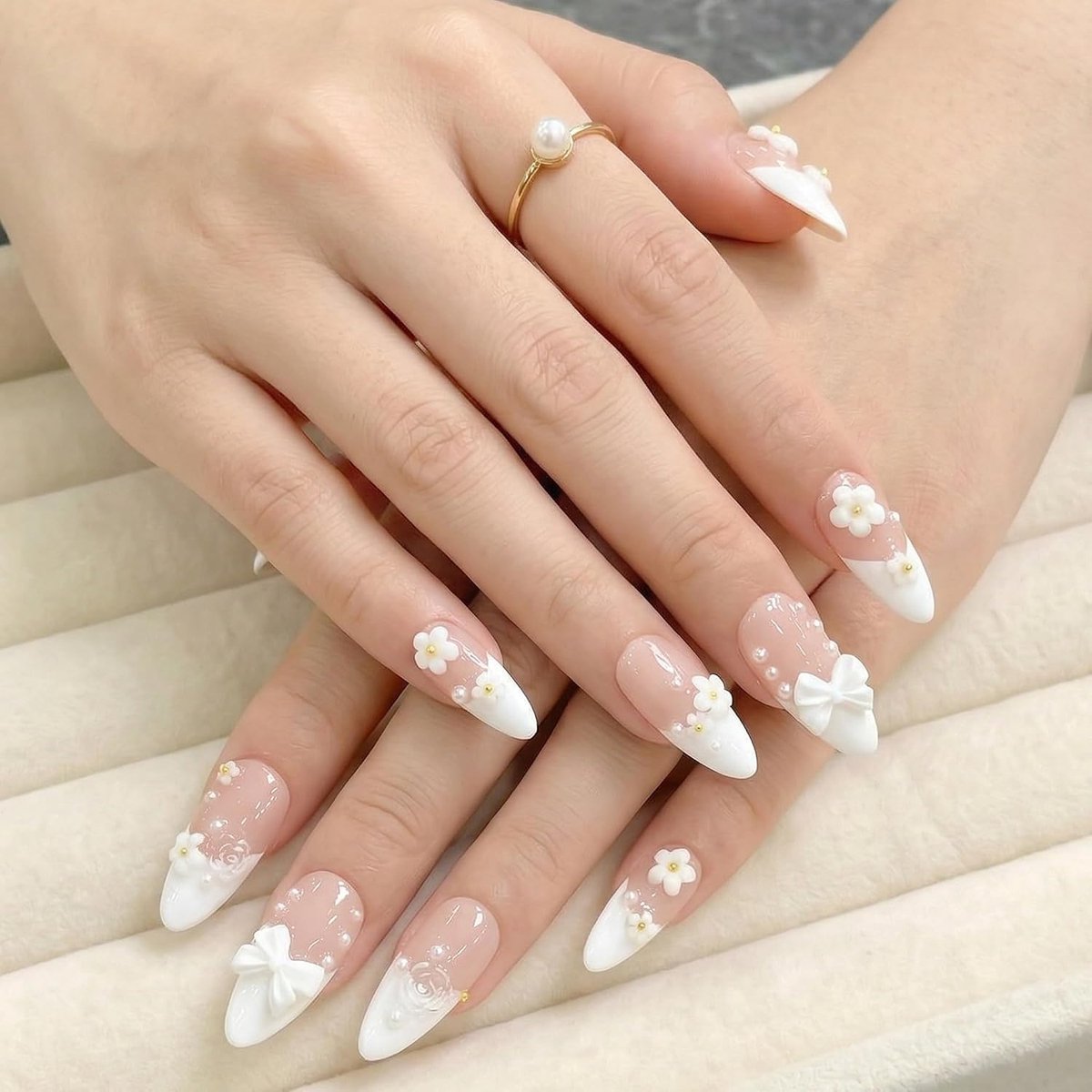 On Nails, 24 stuks witte French-tip kunstnagels, middellange amandelvorm met 3D-parels en strikontwerp, handgemaakte lente/zomer nagels met strass voor vrouwen