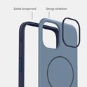 Exploded view van een donkerblauwe telefoonhoes, met zachte bumperrand en stevige achterkant.