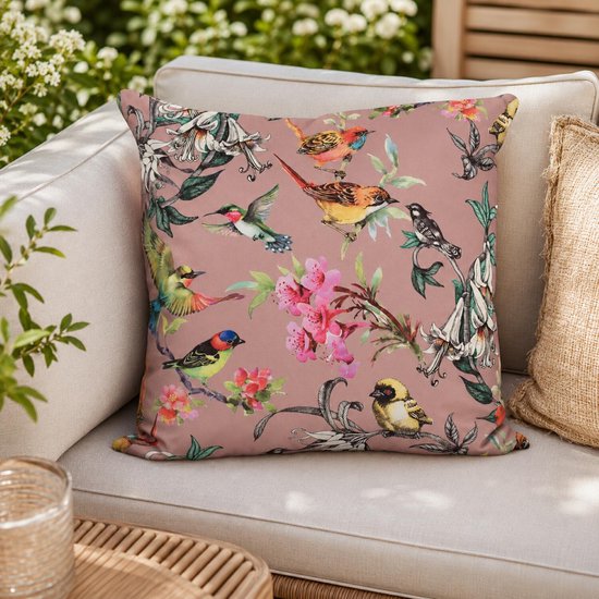 Coussin décoratif vieux rose avec un imprimé floral et d'oiseaux luxuriant, incluant des colibris et divers oiseaux chanteurs.