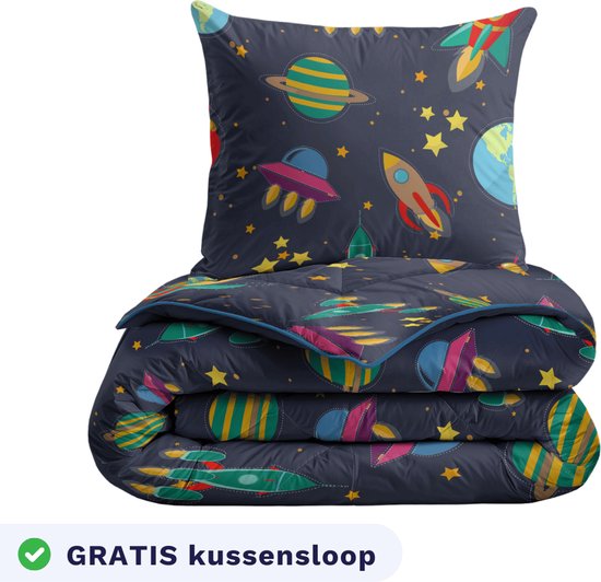 Gevouwen dekbed en kussen met ruimteprint: raketten, planeten, UFO's en sterren op donkerblauwe achtergrond.