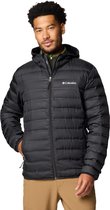 Man draagt zwarte Columbia donsjas met capuchon, rits gesloten. Beige broek.