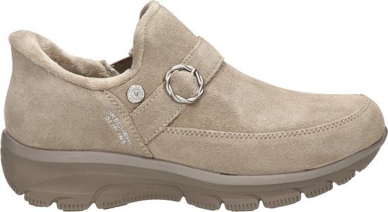 Taupe suède Skechers Slip-Ins instapper met een ringdetail op de wreef en een bruine zool.