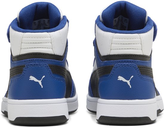 Achterkant van Puma Rebound Slam Mid AC PS sneakers. Blauw, wit en zwart met Puma logo.