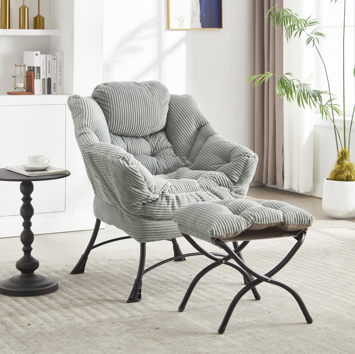 Wishdor Fauteuil met hocker - Armleuningen en zijvak - Ergonomische rugleuning - Modern lounge - Woonkamer slaapkamer leeshoek - Stof en metaal - Lichtgroen - 80 x 64 x 95 cm