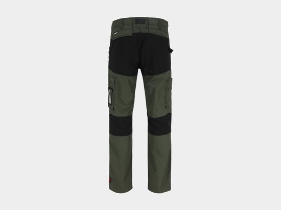 Achterkant van een groene en zwarte werkbroek met zakken.