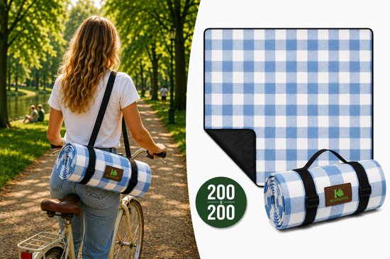 Une femme sur un vélo porte une couverture de pique-nique enroulée à carreaux bleu clair avec des sangles.