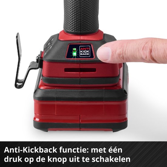 Vinger drukt op de rode knop van de boormachine, met een groen "ANTI KICK BACK" indicatorlicht.
