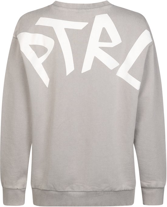 Grijze sweater met grote witte 'PTRL' print op de rug.