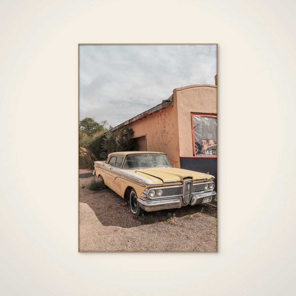 Akoestisch schilderij - 80 x 120 cm - Forgotten Yellow Sedan van Henrike Schenk - Abstracte wanddecoratie - goud textielframe
