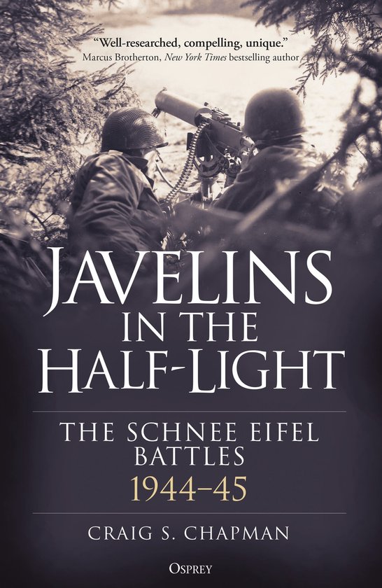 Couverture de livre : Javelins in the Half-Light, The Schnee Eifel Battles 1944-45 par Craig S. Chapman. Deux soldats en uniforme et casque manœuvrent une mitrailleuse dans un environnement boisé.
