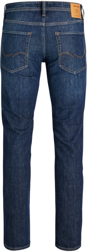 Achterkant van een man in een donkerblauwe spijkerbroek met een bruine jas en blauw overhemd.
