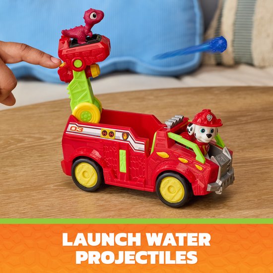 Een rode Paw Patrol dino rescue brandweerwagen met Marshall. Een vinger vuurt een blauwe projectiel af uit de groene ladder.