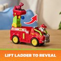 Marshall's dino rescue brandweerwagen, rood met gele wielen en groene accenten. Een rode pijl toont het optillen van de ladder.