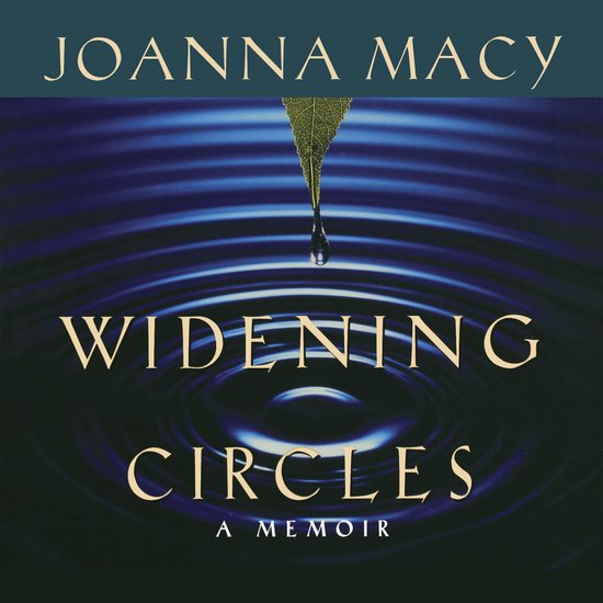 Boekomslag van Widening Circles: A Memoir, met de naam Joanna Macy en een druppel op een blad boven waterrimpels.
