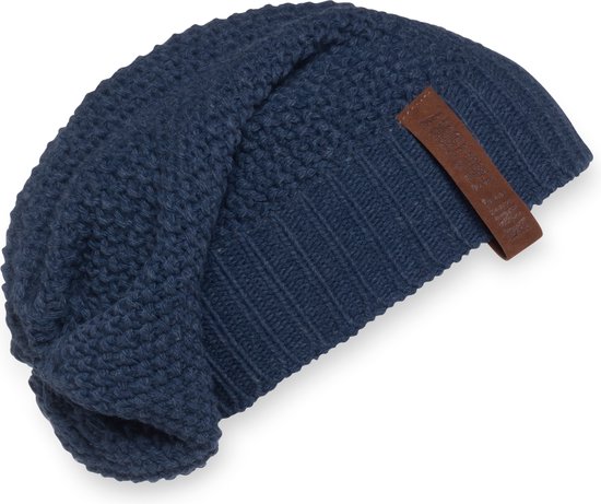 Donkerblauwe gebreide beanie met bruin label.