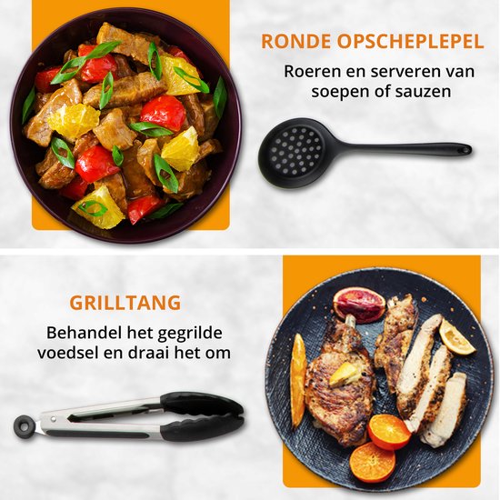 Een ronde opscheplepel en een grilltang naast gegrild vlees.