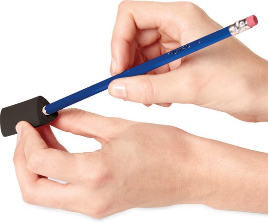 Een hand die een blauw potlood in een zwarte penverdikker schuift.