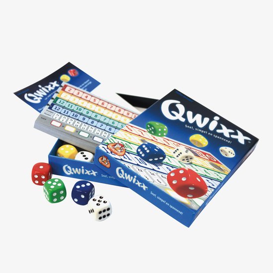 De geopende Qwixx speldoos met een scoreblad en gekleurde dobbelstenen: rood, geel, groen, blauw en wit.