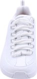 Vooraanzicht van een witte Skechers sneaker met witte veters en zilveren accenten op de veteroogjes.