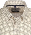 Detail van de kraag en knopen van een beige overhemd met een bruin-wit patroon.