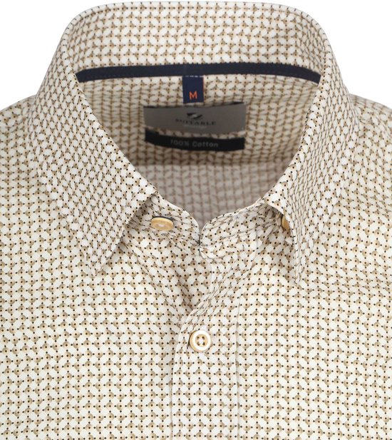 Detail van de kraag en knopen van een beige overhemd met een bruin-wit patroon.