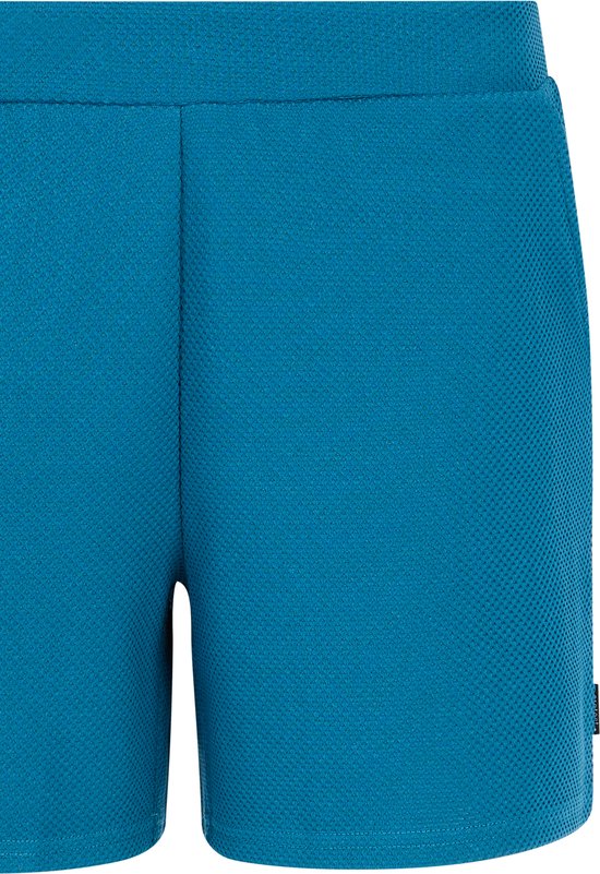 Gedetailleerde voorkant van een turquoise korte broek met textuur.