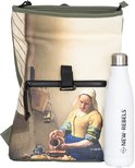 Groene rugzak met print van Vermeer's Melkmeisje en witte waterfles met 'NEW REBELS' logo.