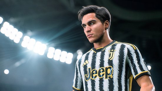 Portret van een voetballer met zwart-wit gestreept Juventus-shirt, met sponsorlogo.