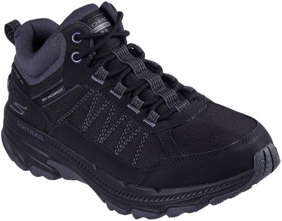Zwarte mid-cut wandelschoen met grijze mesh, veters en details. Tekst 'WATERPROOF' en 'GO TRAIL'.